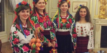 Як тернопільські бандуристки Францію підкорювали