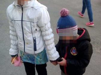 Доки мама розважалася діти зачиненими кричали на допомогу у квартирі