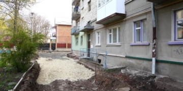 Очільник міста під час ранкового об’їзду оглянув стан робіт на вулиці Транспортна,10