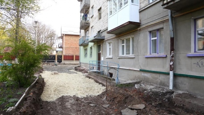 Очільник міста під час ранкового об’їзду оглянув стан робіт на вулиці Транспортна,10