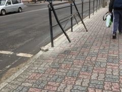 На проспекті Бандери водій вантажівки врізався в огорожу і втік з місця ДТП (ФОТО)