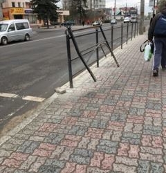 На проспекті Бандери водій вантажівки врізався в огорожу і втік з місця ДТП (ФОТО)