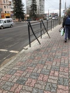 На проспекті Бандери водій вантажівки врізався в огорожу і втік з місця ДТП (ФОТО)