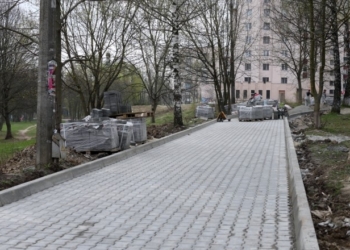 Біля тернопільського педагогічного відремонтували одну з найгірших доріжок (фотофакт)