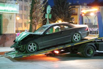 На Тернопільщині водій на “мерсі” влетів у дерево (фотофакт)