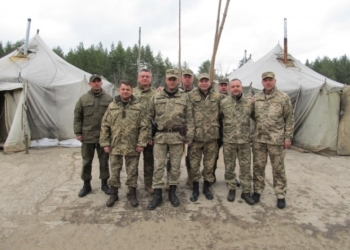 Бійцям у зону АТО передали вітання з Великоднем та запчастини для техніки