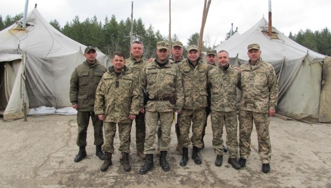 Бійцям у зону АТО передали вітання з Великоднем та запчастини для техніки