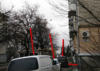 Тернополяни жаліються на машини, через які неможливо відкрити двері в офіс