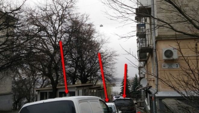 Тернополяни жаліються на машини, через які неможливо відкрити двері в офіс