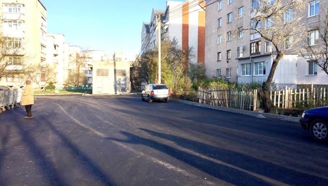 Де у Тернополі заасфальтували заїзд до двору