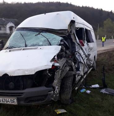 В аварію потрапив бус, який перевозив людей з Польщі