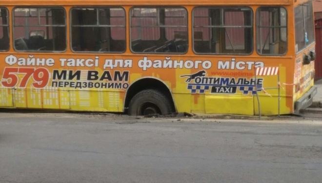 У Тернополі під землю провалився тролейбус (фотофакт)