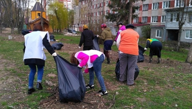 Через місяць після толоки стадіон у Тернополі знов перетворився на смітник!