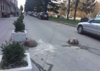 Хто шкодить майно біля тернопільського магазину на “Східному”?