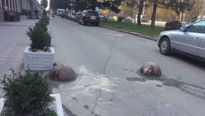 Хто шкодить майно біля тернопільського магазину на “Східному”?