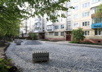 В одному з дворів на вулиці Лесі Українки ремонтують проїжджу частину (ФОТО)