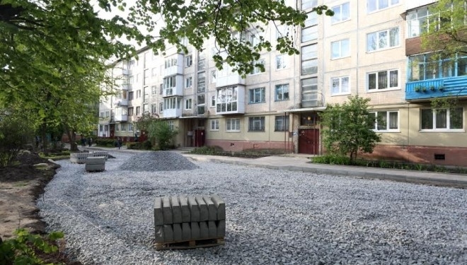 В одному з дворів на вулиці Лесі Українки ремонтують проїжджу частину (ФОТО)