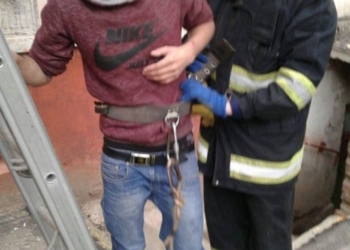 Чому хлопець забрався на балкон будинку