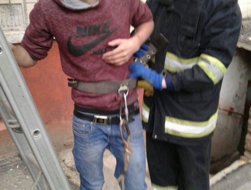 Чому хлопець забрався на балкон будинку