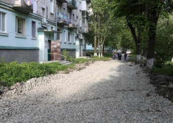 На вулиці Дружби, 6 ремонтують тротуари та проїжджу частину