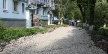 На вулиці Дружби, 6 ремонтують тротуари та проїжджу частину