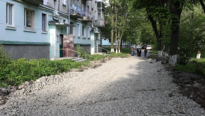 На вулиці Дружби, 6 ремонтують тротуари та проїжджу частину