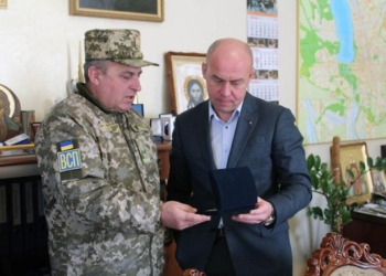 Міський голова міста Попасна передав очільнику Тернополя символічний подарунок