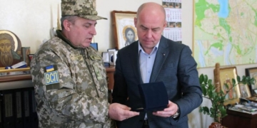 Міський голова міста Попасна передав очільнику Тернополя символічний подарунок