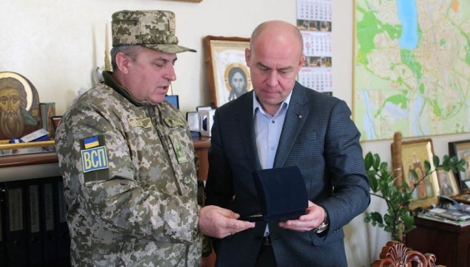 Міський голова міста Попасна передав очільнику Тернополя символічний подарунок