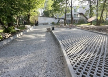 На вулиці Тарнавського ремонтують двір і монтують новий спортивний майданчик