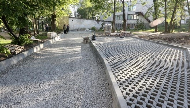 На вулиці Тарнавського ремонтують двір і монтують новий спортивний майданчик