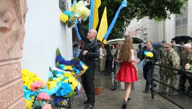 Поету Степану Сапеляку у Тернополі відкрили меморіальну дошку