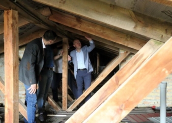 У будинку на вулиці Клима Савури, 7 поміняли старий дах