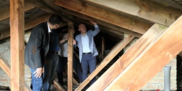 У будинку на вулиці Клима Савури, 7 поміняли старий дах
