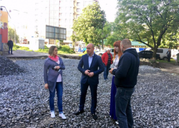 Міський голова Сергій Надал оглянув стан ремонту двору на вулиці Живова