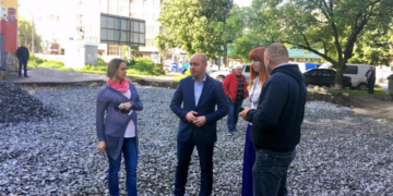 Міський голова Сергій Надал оглянув стан ремонту двору на вулиці Живова