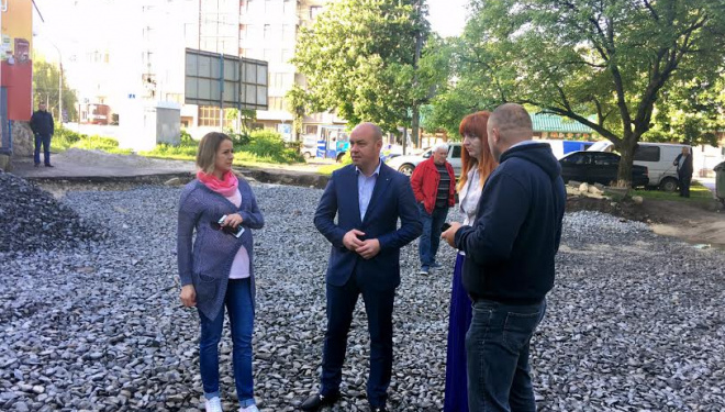 Міський голова Сергій Надал оглянув стан ремонту двору на вулиці Живова