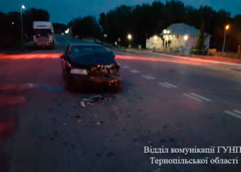 Водій на швидкості врізався у зустрічний автомобіль (ФОТО)