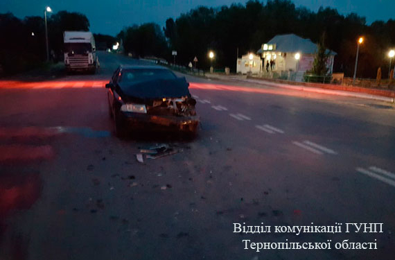 Водій на швидкості врізався у зустрічний автомобіль (ФОТО)