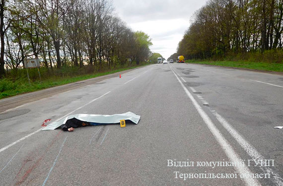 ДТП на Тернопільщині: під колесами автомобіля загинув чоловік