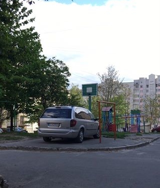 Стоп-хам: у Тернополі водій припаркував авто прямо на спортивному майданчику
