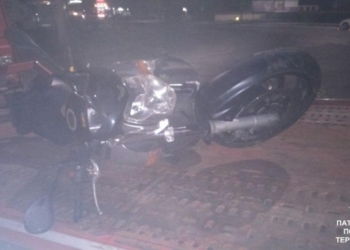 Мотоцикліст, будучи п’яним, врізався у бордюр на проспекті Бандери