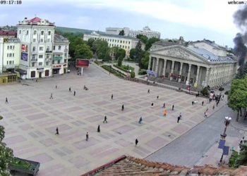 У центрі Тернополя багато чорного диму: біля Драмтеатру загорілася машина