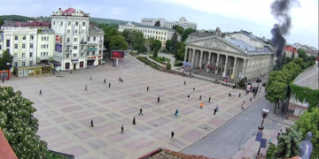 У центрі Тернополя багато чорного диму: біля Драмтеатру загорілася машина