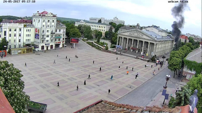 У центрі Тернополя багато чорного диму: біля Драмтеатру загорілася машина