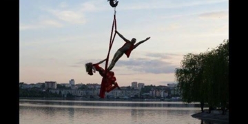 Над тернопільським озером літали повітряні гімнасти (фотофакт)