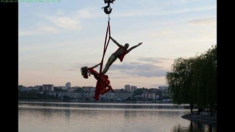 Над тернопільським озером літали повітряні гімнасти (фотофакт)