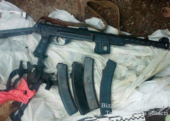 У Тернополі знайшли під мостом схованку зі зброєю (ФОТО)