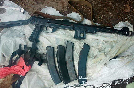 У Тернополі знайшли під мостом схованку зі зброєю (ФОТО)