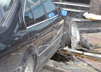 У центрі Тернополя автомобіль зніс огорожу і збив дівчину